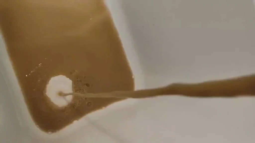 Вода цвета ржавчины течет из кранов в деревне Бебелево