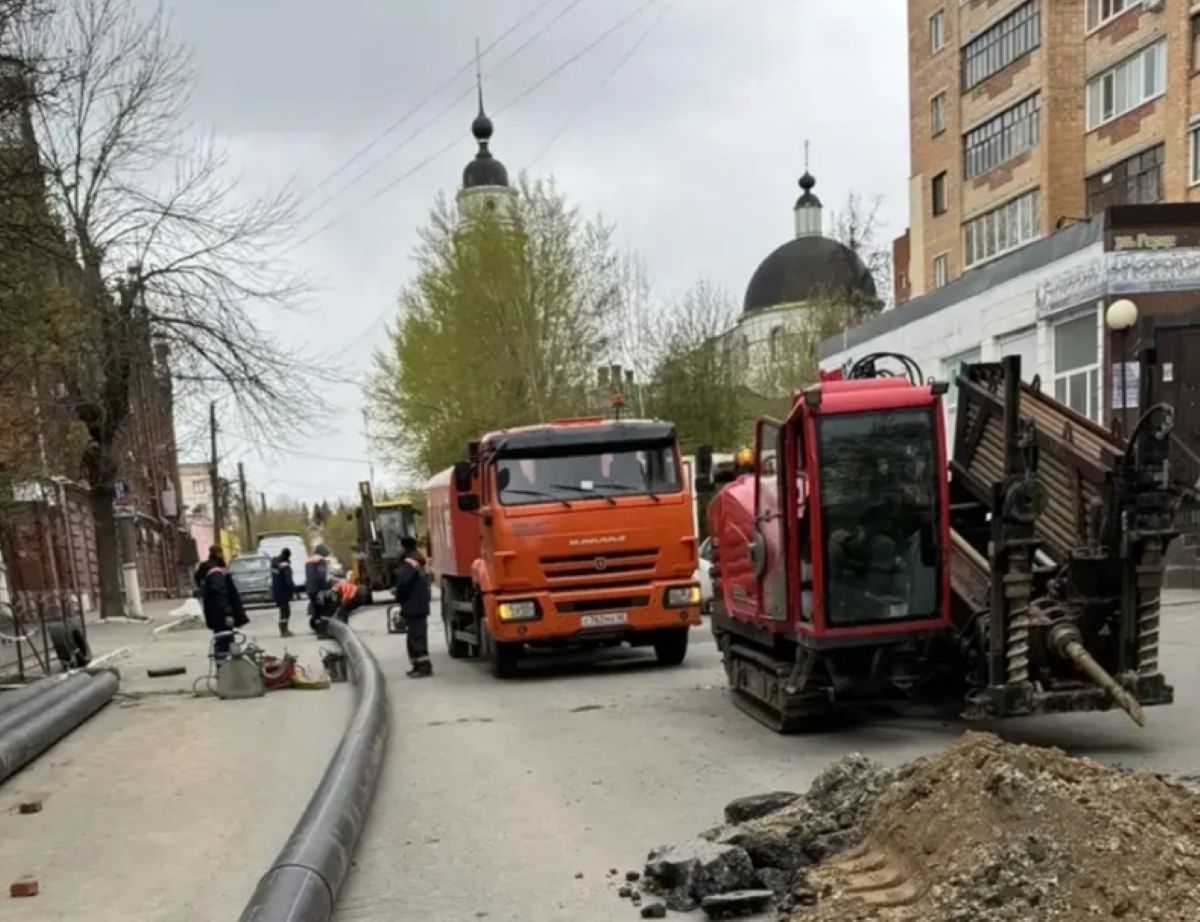 Калуга проваливается? 4-метровая дыра на перекрестке в центре возникла вслед за провалом на Карла Либкнехта
