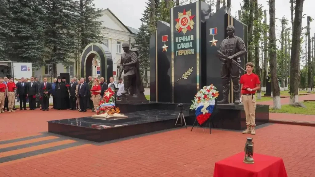 На памятном мемориале в Спас-Деменске зажгли Вечный огонь