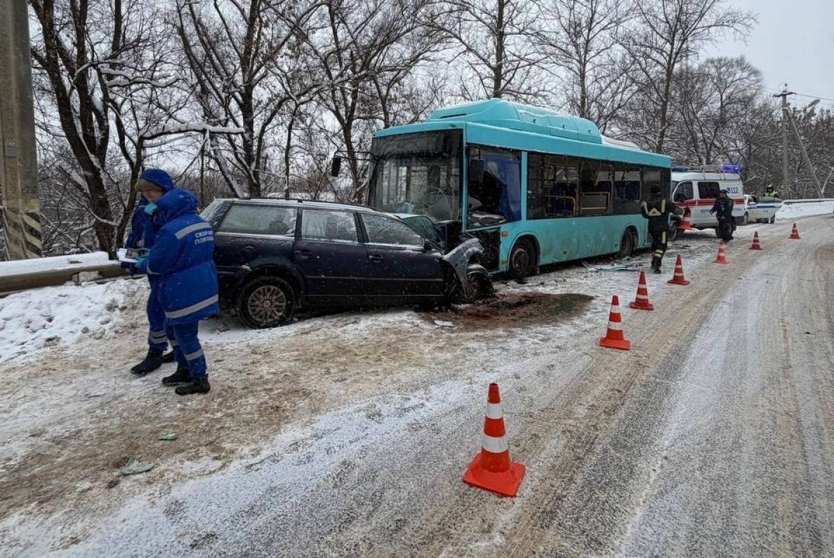 Водитель Volkswagen погиб при столкновении с автобусом в Обнинске