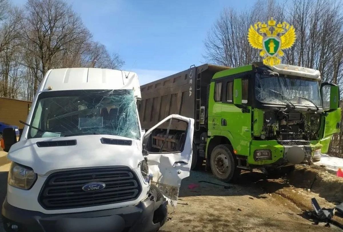 8 человек пострадали в столкновении грузовика и микроавтобуса на калужской трассе