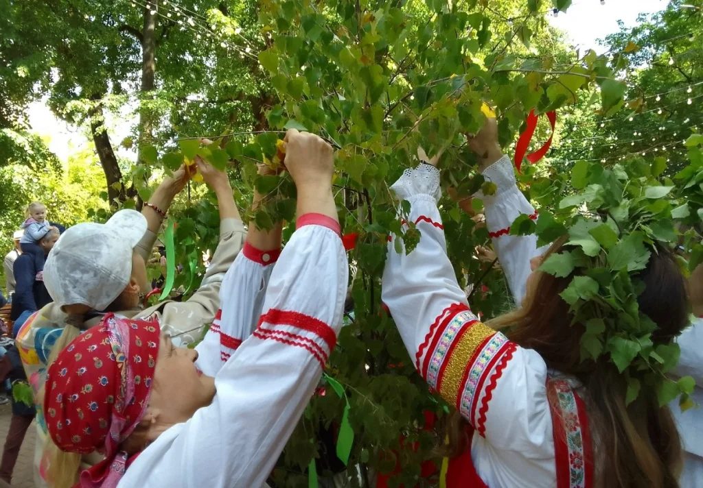 Калужане встретили Троицу народными гуляньями и хороводами