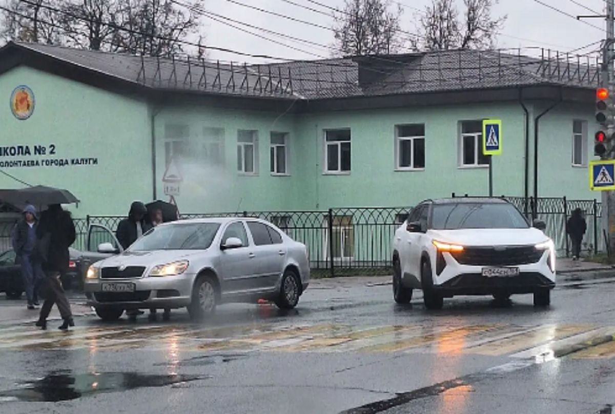 Две иномарки столкнулись на Пухова-Телевизионной в Калуге