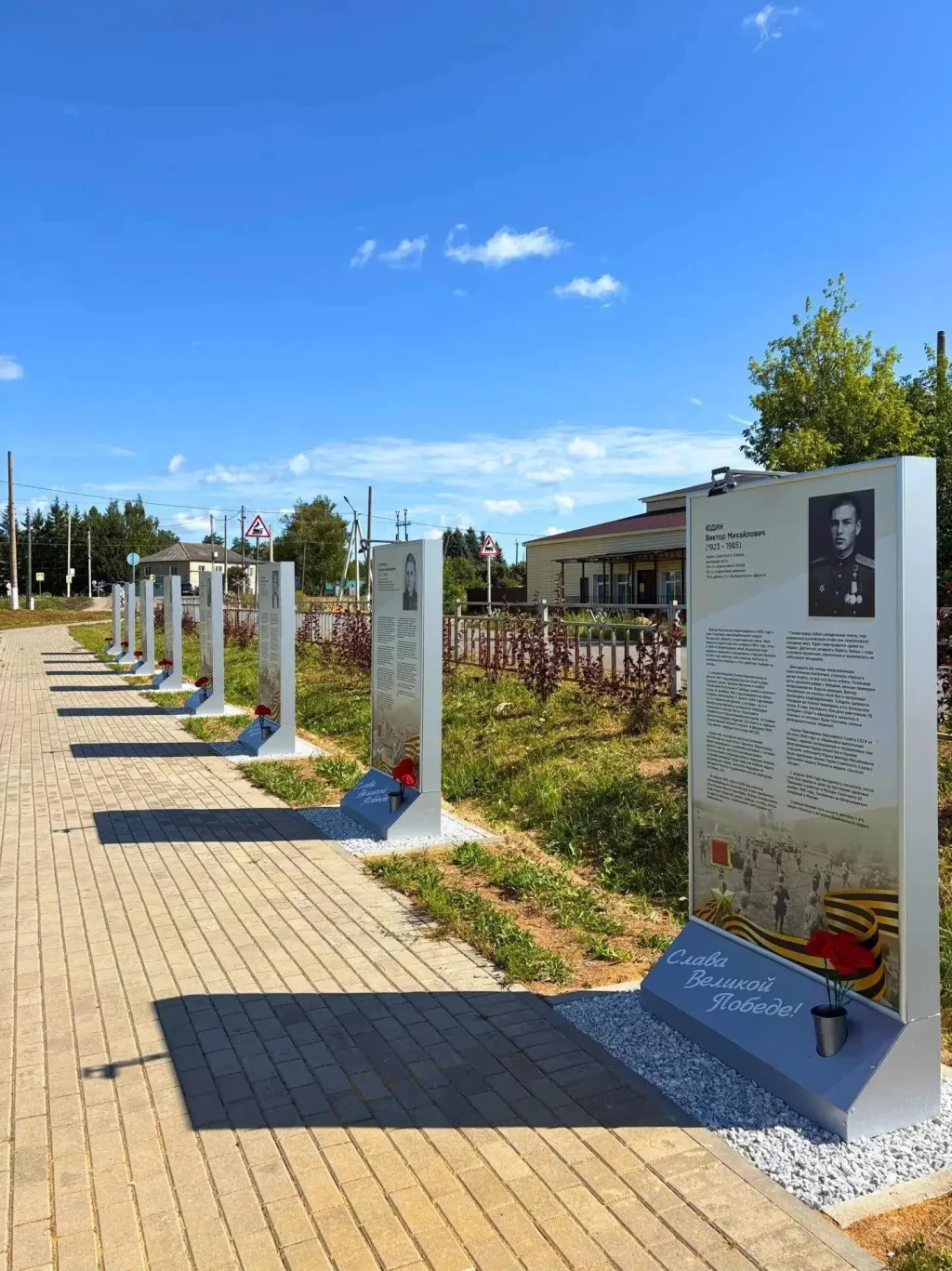 В селе Барятино установили пилоны с именами участников Великой Отечественной войны