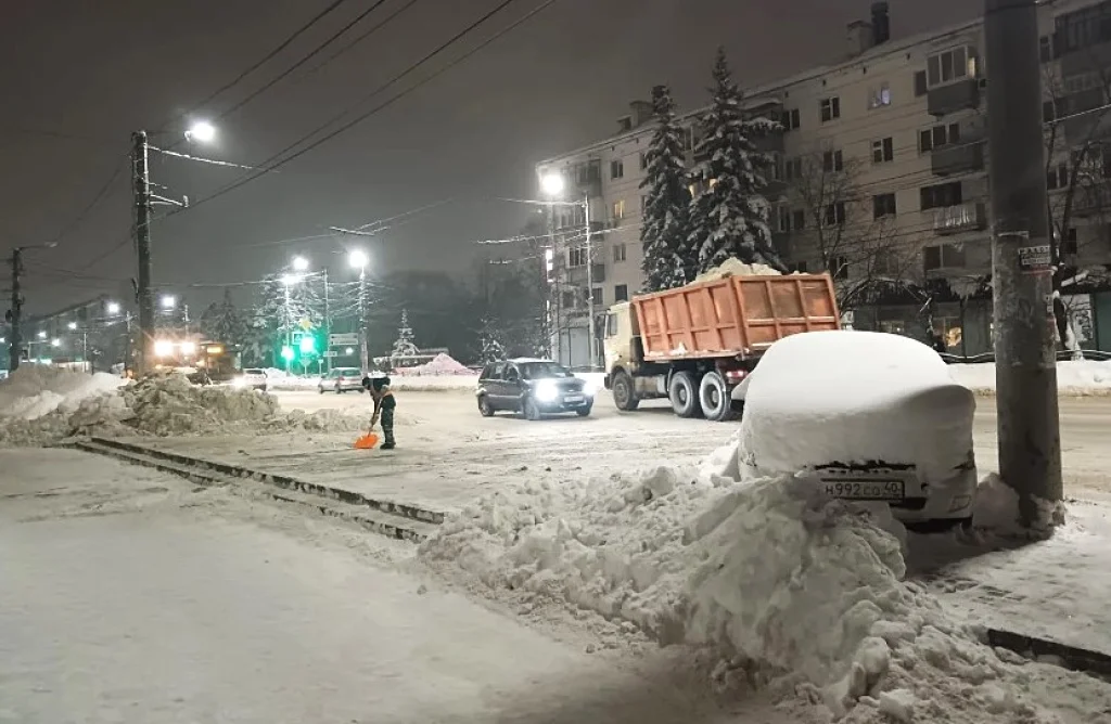 Автомобилистов Калуги просят убрать машины с 15 улиц для ночной уборки снега