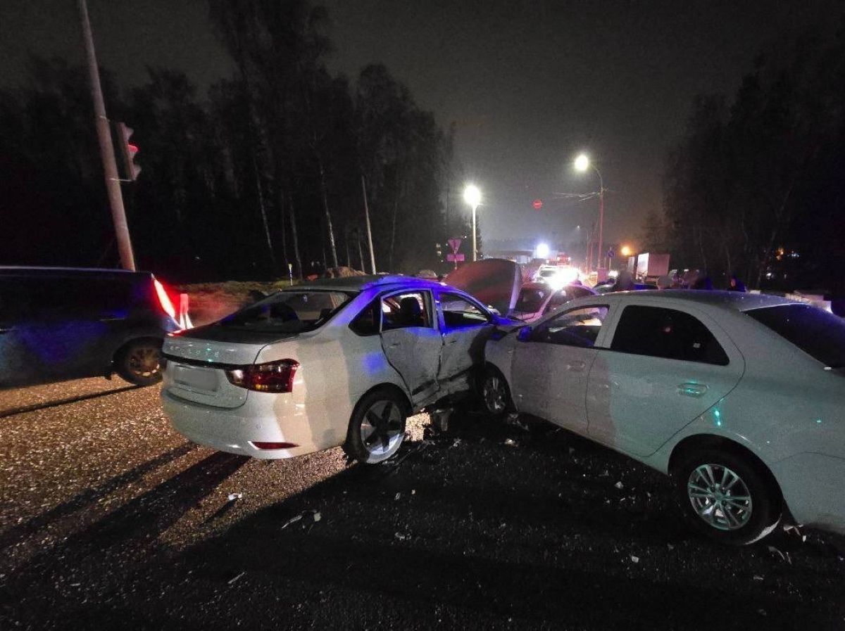 4 автомобиля врезались друг в друга на калужской трассе