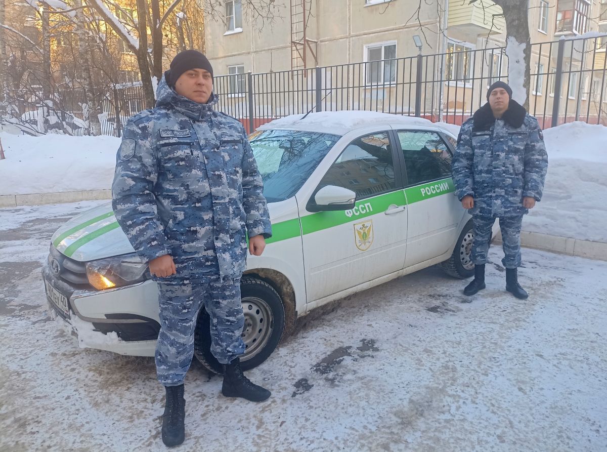 Два брата-пристава на калужской трассе спасли заблокированную в машине женщину