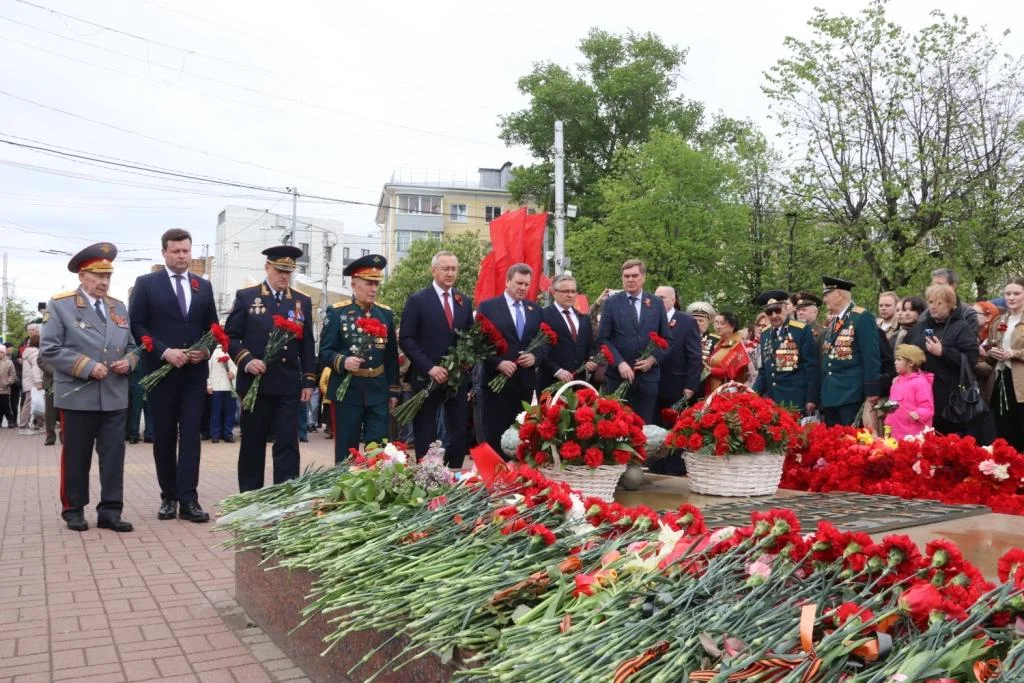 В Калуге возложили цветы к Вечному огню