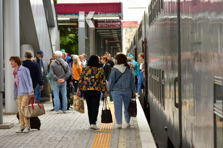 Открывается продажа билетов на дополнительные поезда в Евпаторию и Феодосию