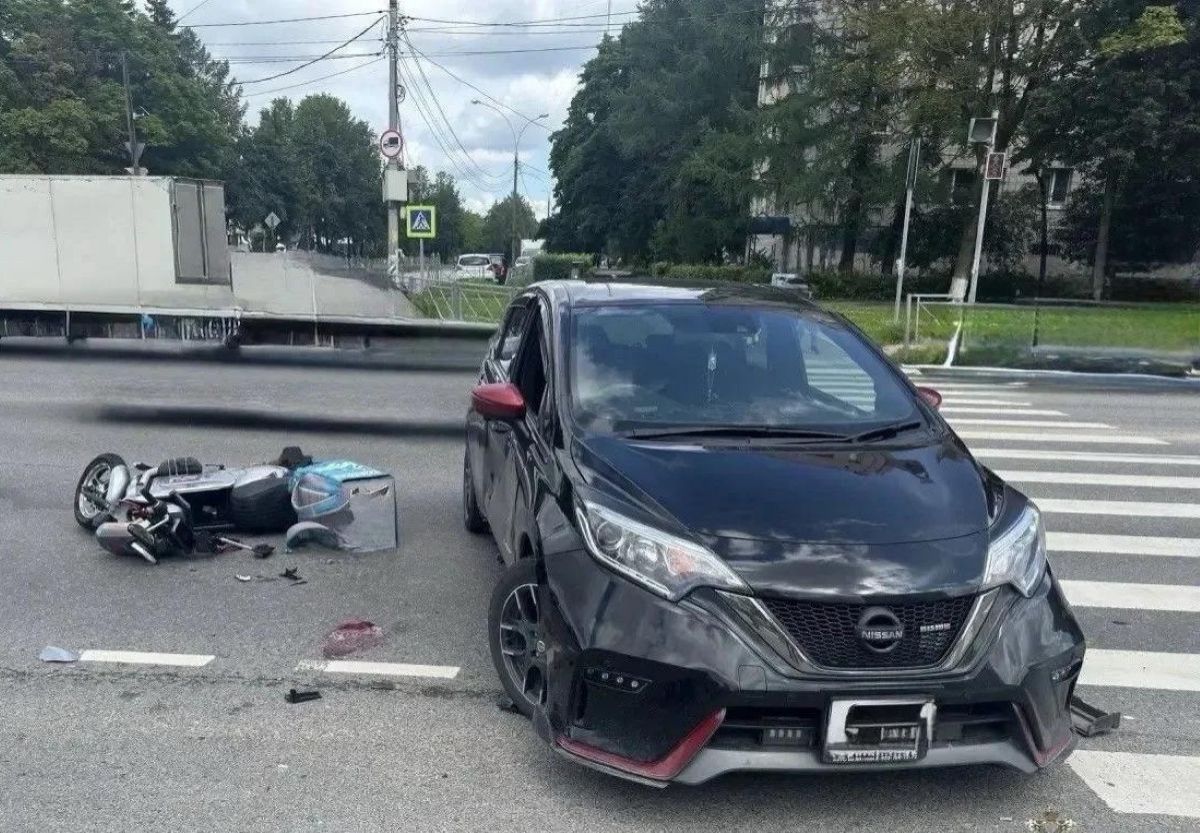 Подросток на электроскутере врезался в автомобиль в Обнинске