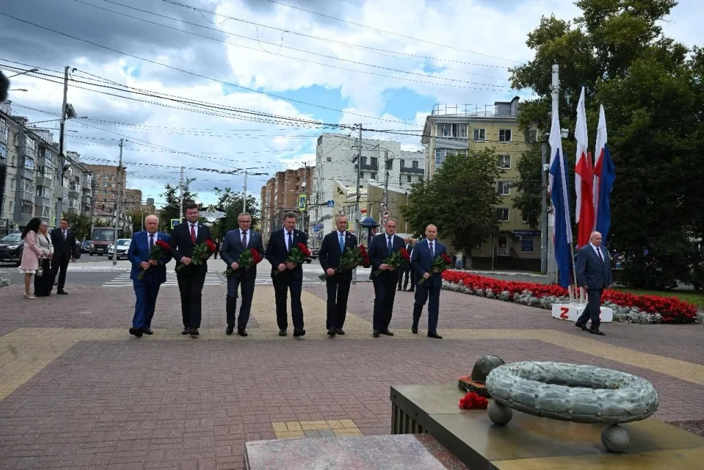 В Калуге возложили цветы к Могиле Неизвестного солдата