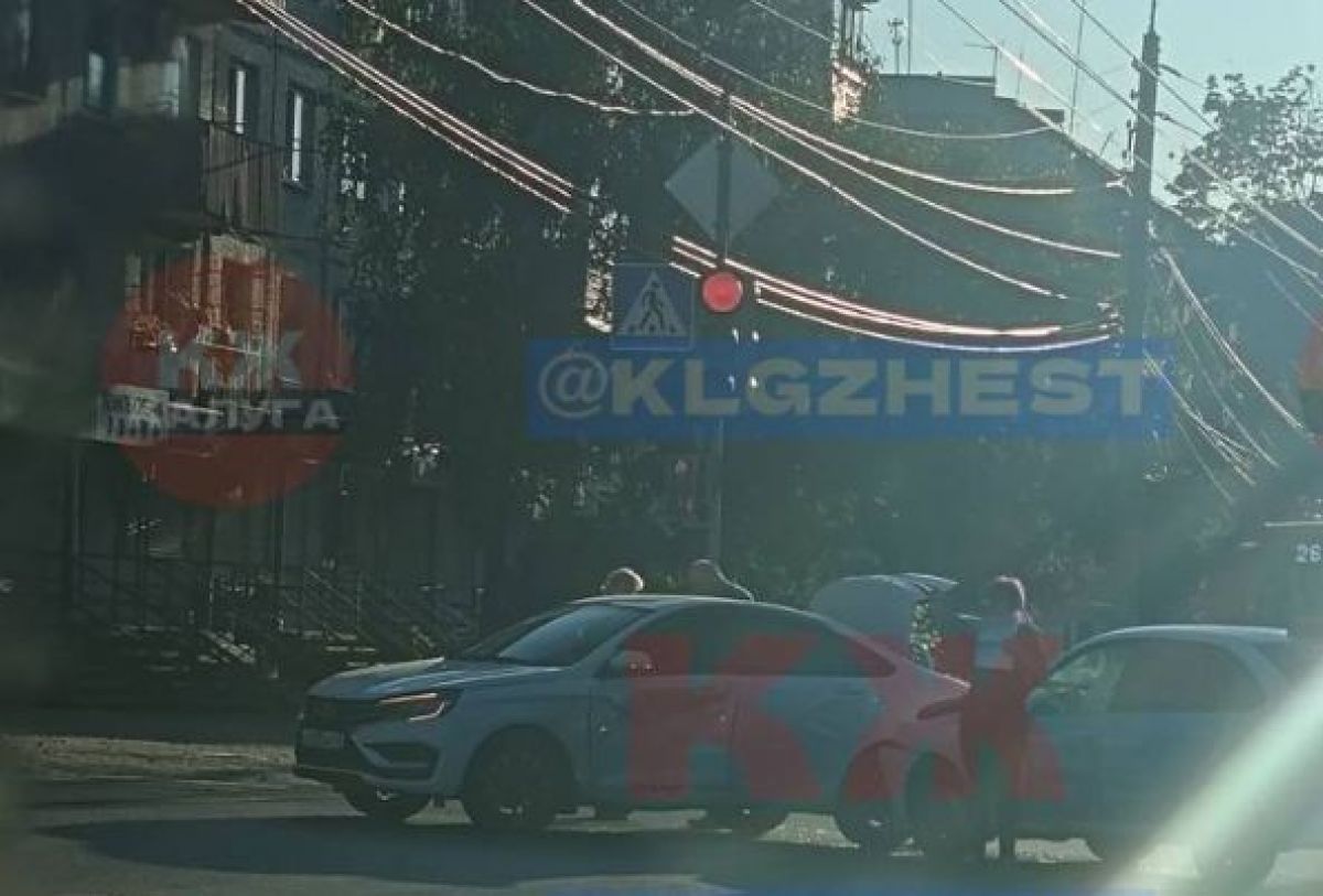 Две «Лады» не поделили дорогу на оживленном перекрестке в Калуге