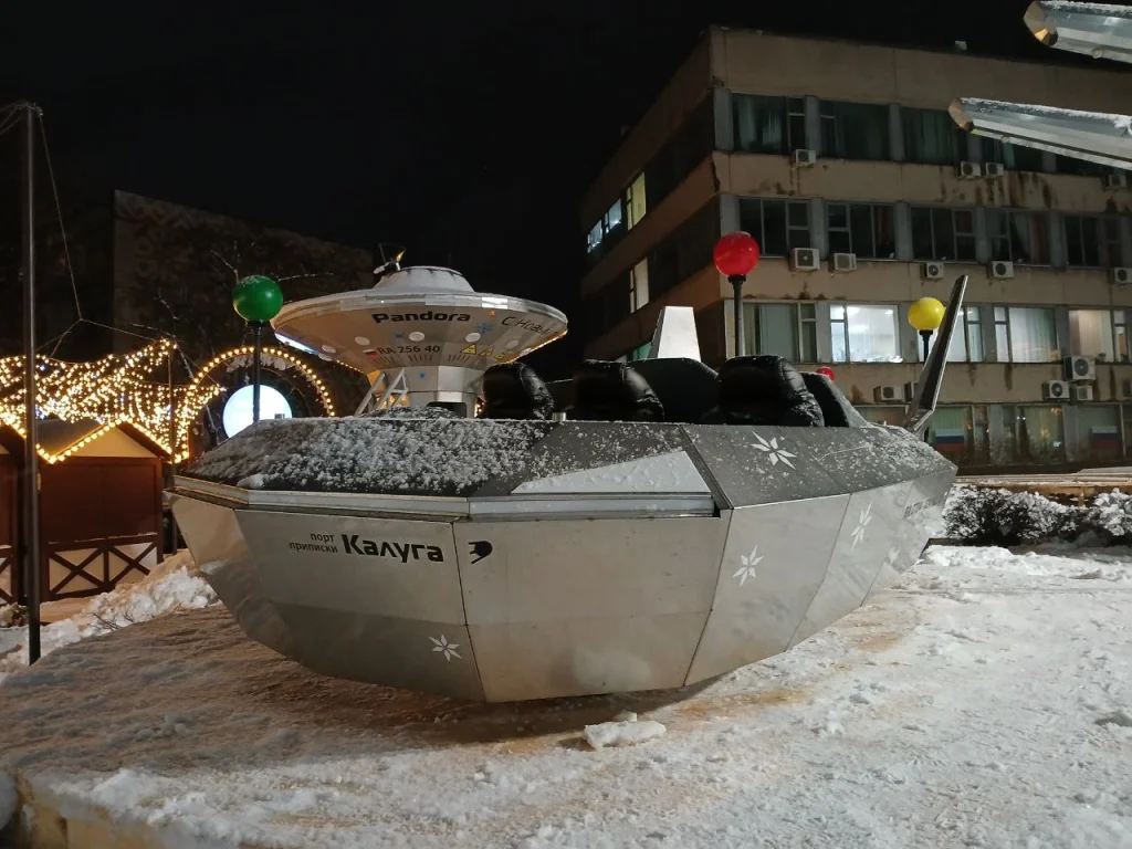 В центре Калуги установили космические корабли