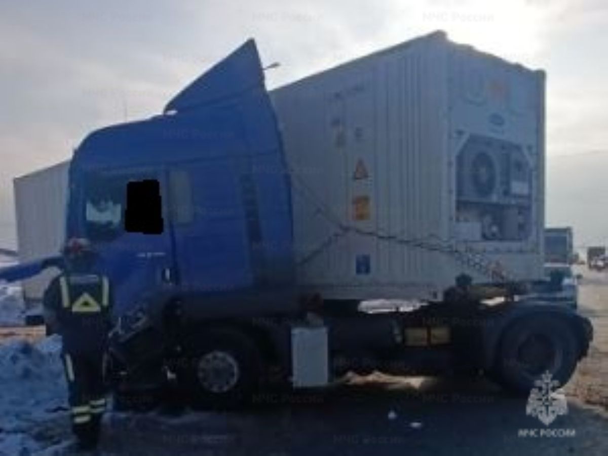 Две фуры столкнулись на калужской трассе